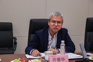 地大英国365集团公司党委书记许德华介绍学院情况
